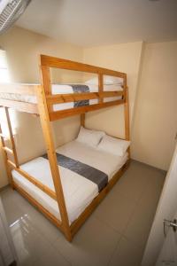 a room with two bunk beds in a room at COMODO DEPARTAMENTO CERCA DE LA PLAYA WIFFI in Tonsupa