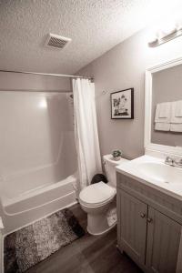 y baño con aseo, bañera y lavamanos. en Gulfport 2 br Apt # 1309, en Gulfport