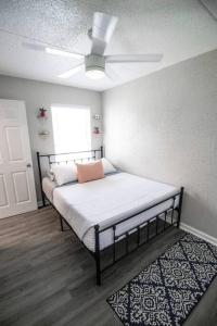 een slaapkamer met een bed en een plafondventilator bij Gulfport 2 br Apt # 1309 in Gulfport