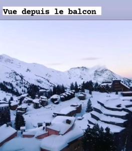 ein schneebedecktes Dorf mit Bergen im Hintergrund in der Unterkunft Charmant T2 classé 3 étoiles, Les Crozats, Magnifique vue montagne in Avoriaz