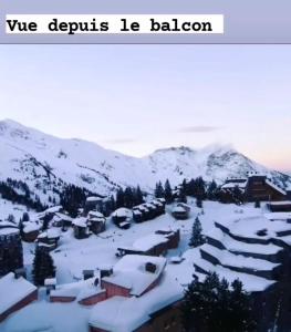 un pueblo cubierto de nieve con montañas en el fondo en Charmant T2 classé 3 étoiles, Les Crozats, Magnifique vue montagne en Avoriaz