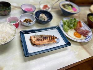 een tafel met een bord eten met rijst en groenten bij Ryokan Warajisha - Vacation STAY 80171v in Goto