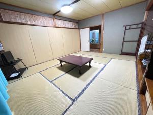 una habitación con una mesa en el medio. en Ryokan Warajisha - Vacation STAY 80171v, en Goto