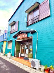 un edificio azul al lado de una calle en Ryokan Warajisha - Vacation STAY 80171v, en Goto