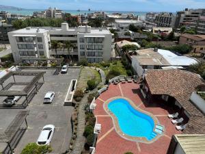 an aerial view of a parking lot with a swimming pool at Departamento Holiday Park Reñaca 306 Familiar in Viña del Mar