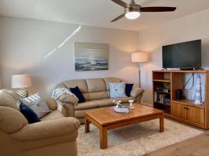 uma sala de estar com um sofá e uma televisão em Pasado Del Rio, Downtown getaway em Lake Havasu City