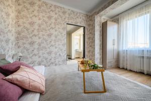 um quarto com uma cama e uma mesa com um espelho em Уютная квартира в ЖК Уш Сункар с видом на горы em Almaty