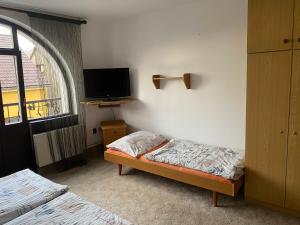 En eller flere senge i et værelse på Penzion na Bystřici