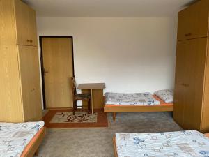 En eller flere senge i et værelse på Penzion na Bystřici