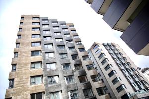 un edificio alto con muchas ventanas. en Muralla & Views, en Lugo