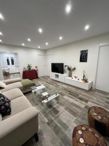 uma sala de estar com um sofá e uma televisão em La Chabola em Sobarzo