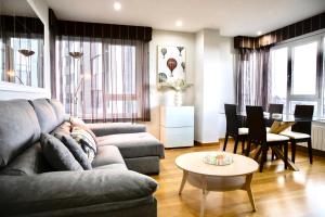 een woonkamer met een bank en een tafel bij Muralla & Views in Lugo