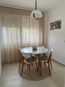 - une salle à manger avec une table et deux chaises dans l'établissement Apartman 8, à Vrdnik