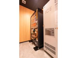uma máquina de venda automática num corredor ao lado de um frigorífico em VILLA KOSHIDO KOTONI - Vacation STAY 49616v em Sapporo