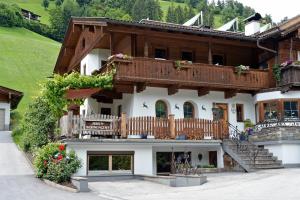 ein Haus mit Balkon darüber in der Unterkunft Kashütte in Hippach