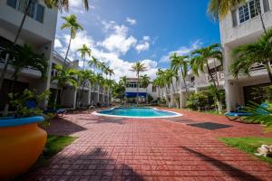 basen na środku dziedzińca z palmami w obiekcie Chrisann's Beach Resort w mieście Saint Mary