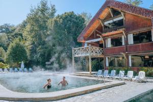 Bazén v ubytování Hotel y Termas Huife nebo v jeho okolí + 37 fotografií