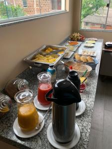 um balcão de cozinha com um balcão com comida em Pousada Licuri Ibicoara em Ibicoara