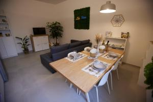 uma sala de estar com uma mesa e um sofá azul em LikeHome Apartment -3Rooms - 10persone -Ferrara em Ferrara