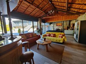 Alqueiturismo - Casas de Campo في غواردا: غرفة معيشة مع أريكة صفراء وطاولة