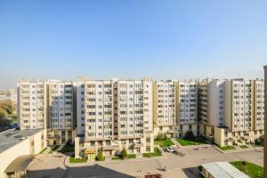 una vista aérea de un gran edificio de apartamentos en Уютная квартира в ЖК Уш Сункар с видом на горы! en Almaty