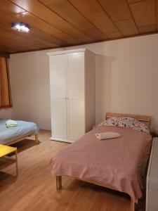 Ferienwohnung Max في مورزشلاغ: غرفة نوم مع سرير وخزانة بيضاء