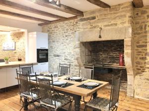 una cucina e una sala da pranzo con tavolo e sedie in legno di LE LAENNEC - GRAND T3 PLEIN CENTRE PIETON a Quimper