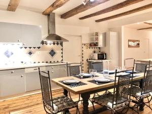 una sala da pranzo con tavolo e sedie in cucina di LE LAENNEC - GRAND T3 PLEIN CENTRE PIETON a Quimper