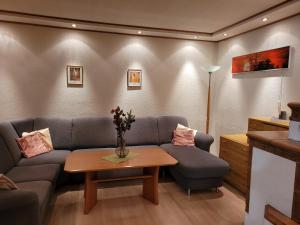 un soggiorno con un divano e un tavolo di Ferienwohnung Max a Mürzzuschlag