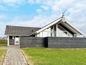 RøndeにあるFour-Bedroom Holiday home in Rønde 1の白黒屋根の家