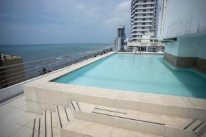 Hermoso departamento frente al mar, Arena Plaza في تونسوبا: مسبح على جانب مبنى