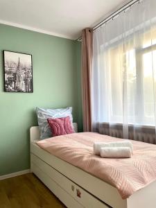 מיטה או מיטות בחדר ב-Beautiful rooms in Szczecin - parking Gratis