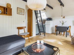 ein Wohnzimmer mit einer Leiter in einem Raum in der Unterkunft Holiday home Karrebæksminde IX in Karrebæksminde