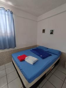 ein Bett in einem Zimmer mit zwei Handtüchern darauf in der Unterkunft Seu Apto na Praia da Costa 2 Local Excelente Ar Cond Frigobar Microondas Tv Todo seu Centro in Vila Velha