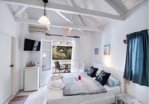 uma sala de estar com uma cama e uma mesa em Hotel Selini em Áyios Nikítas