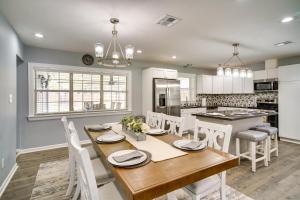Una cocina y un comedor con mesa y sillas de madera. en Lake Charles Home with Gas Grill and Fenced-In Yard!, en Lake Charles