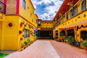 un vicolo in un vecchio edificio con fiori e piante di Posada las Margaritas a Guadalajara