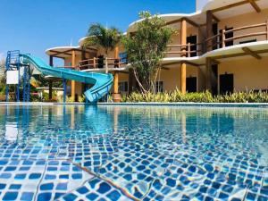 una piscina con un tobogán en un complejo en Hotel Pazifico en Monterrico, en Monterrico