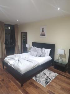 Un pat sau paturi într-o cameră la Lux 2 Bed Flat in Canary Wharf