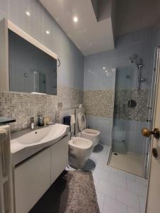 ein Bad mit einem WC, einem Waschbecken und einer Dusche in der Unterkunft Appartamento Crisopoli in pieno centro a Parma in Parma