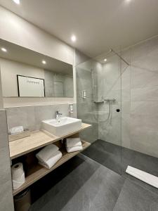 エッテンハイムにあるDiMas Hotel Ettenheim - Rustのバスルーム(洗面台、ガラス張りのシャワー付) +18枚の写真