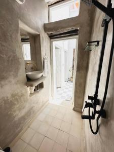 een badkamer met een wastafel en een spiegel aan de muur bij Ocean Home in Essaouira