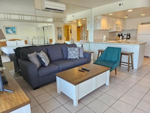 uma sala de estar com um sofá e uma cozinha em Ilikai Tower 1533 Yacht Harbor View 1BR em Honolulu