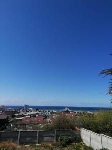 - Vistas a la ciudad desde la colina en Hostal El Mesón en Punta Arenas