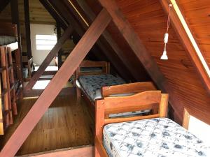 Katil dua tingkat atau katil-katil dua tingkat dalam bilik di El Refugio en la Quebrada