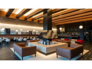 un restaurante con sofás, mesas y chimenea en TORIFITO HOTEL&POD NISEKO - Vacation STAY 81523v en Kutchan