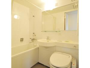 ein weißes Bad mit einem WC und einem Waschbecken in der Unterkunft Business INN Umesaki - Vacation STAY 63382v in Nagasu