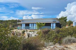 ein Haus auf einem Berggipfel in der Unterkunft Zima Edge in Parekklisha