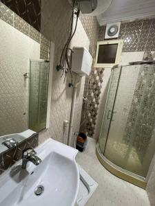 a bathroom with a sink and a mirror at وحدات صروح الفاخرة in Medina