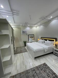 a bedroom with a large white bed in a room at وحدات صروح الفاخرة in Medina